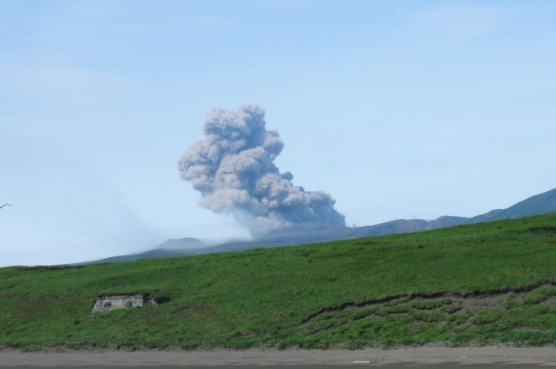 Высота пепловых выбросов варьируется от нескольких сотен метров до 5 км и более. За активностью исполина наблюдают веб-камеры камчатских вулканологов.