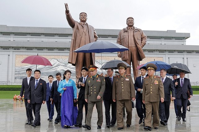 Сергей Шойгу (в центре) на церемонии возложения цветов к монументам Ким Ир Сена и Ким Чен Ира на холме Мансу в Пхеньяне.