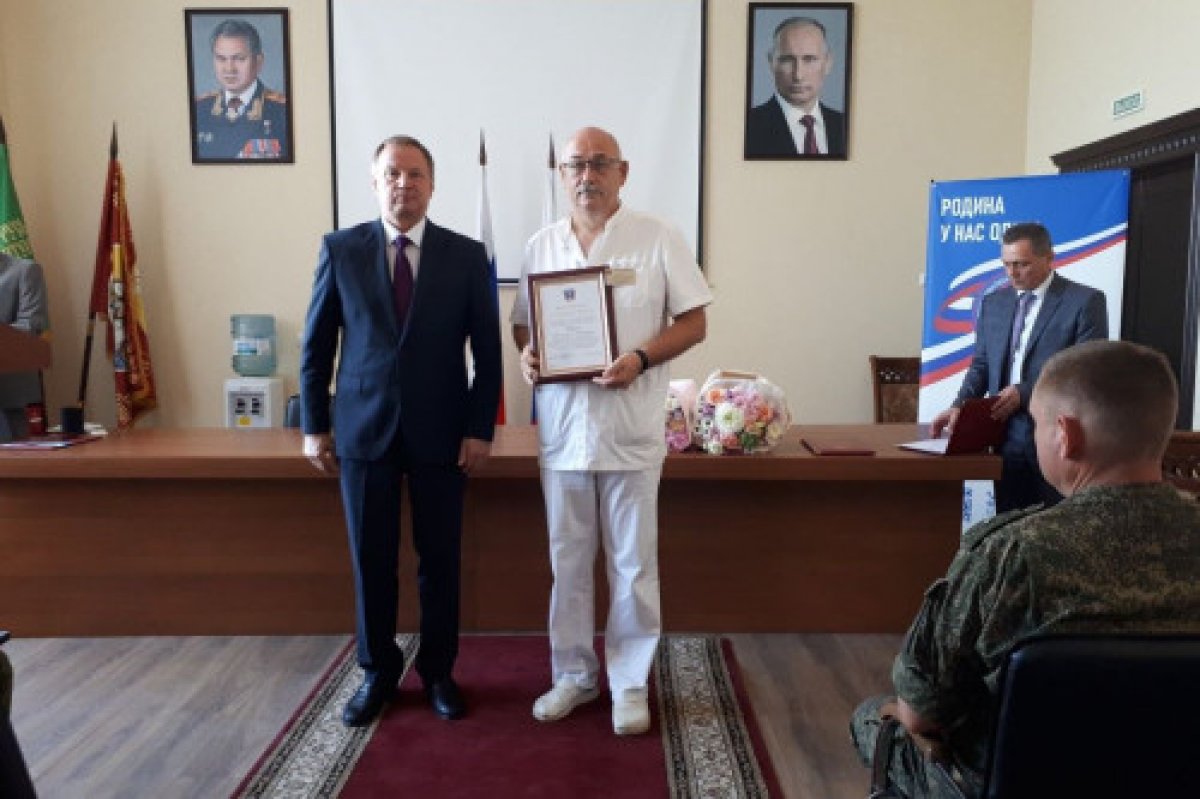 Сотрудникам военного госпиталя вручили награды и поощрения главы Дона