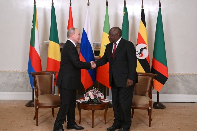 Президент РФ Владимир Путин и президент ЮАР Сирил Рамафоза (справа) во время встречи.