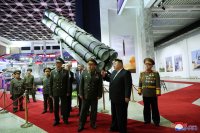 Ким Чен Ын и Сергей Шойгу на выставке военной техники