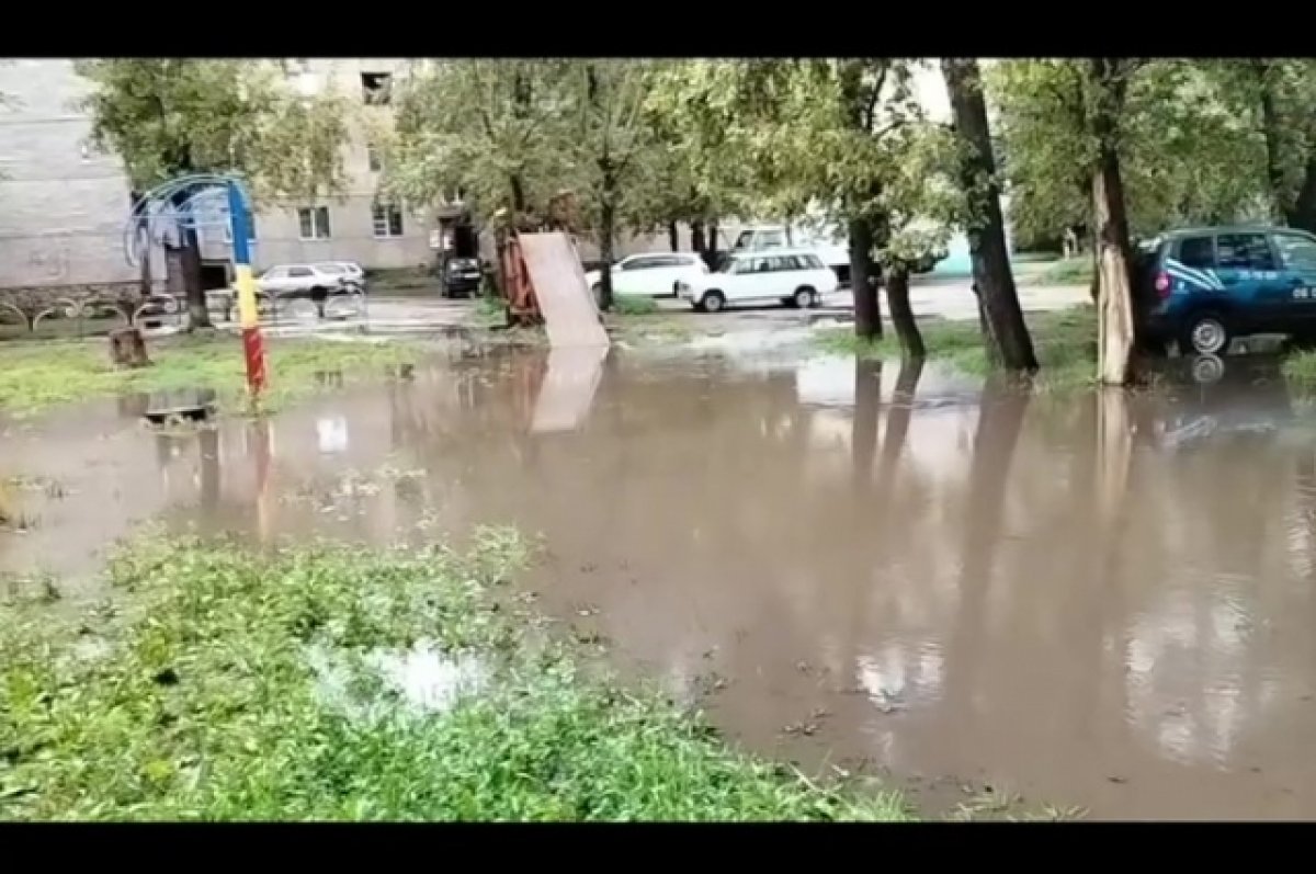 Детскую площадку и двор затопило после ливня на Комсомольской в Чите | АиФ  Чита