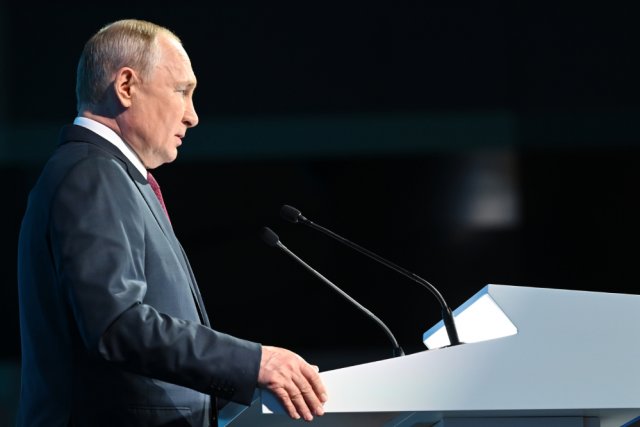 Президент России Владимир Путин выступает на пленарном заседании II Cаммита и форума «Россия — Африка». 27 июля 2023. 
