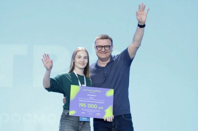  Алексей Текслер лично поздравил победителей конкурса грантов и вручил сертификаты.