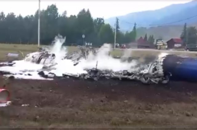 Обломки рухнувшего вертолёта.