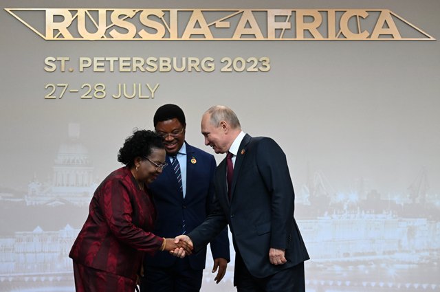 Президент РФ Владимир Путин приветствует премьер-министра Танзании Кассима Маджаливу с супругой