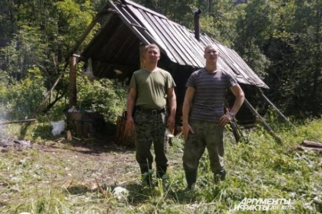 Братья Михаил (слева) и Виктор у той самой лесной избушки.   