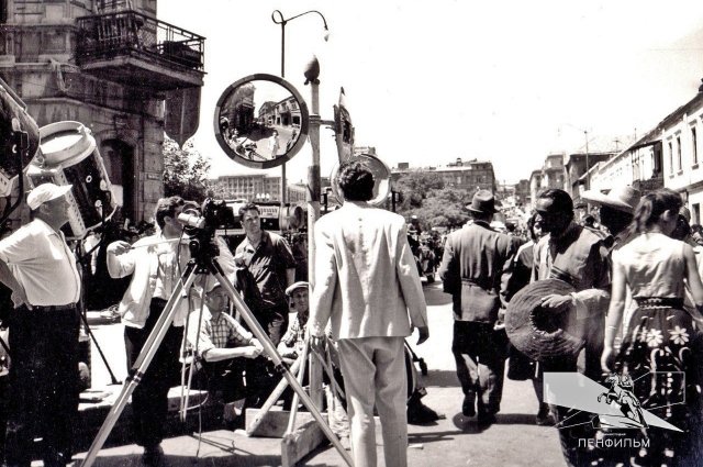Чтобы превратить Баку в ночной аргентинский город, оператор «Человека-амфибии» Эдуард Розовский вырезал кадры из мексиканского фильма и вмонтировал в киноленту.