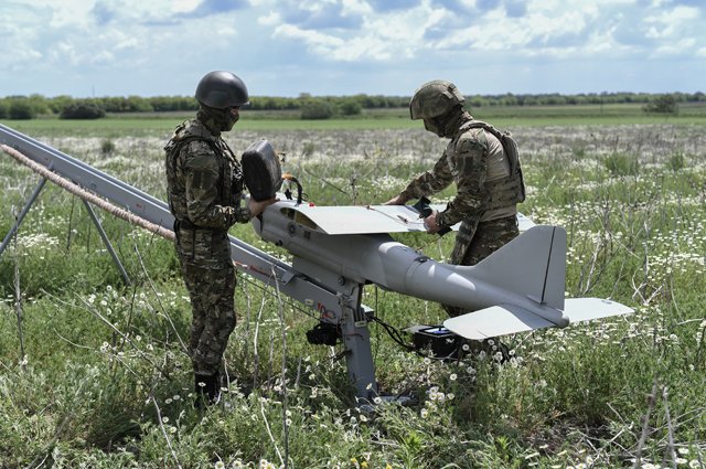 Военнослужащие ВС РФ готовят к запуску беспилотный летательный аппарат «Орлан-30»