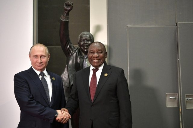 Сирил Рамафоса и Владимир Путин перед началом саммита БРИКС 26 июля 2018 года.