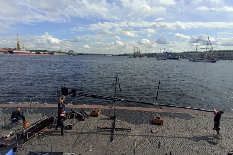 На Стрелке Васильевского острова устанавливают оборудование для съёмок.