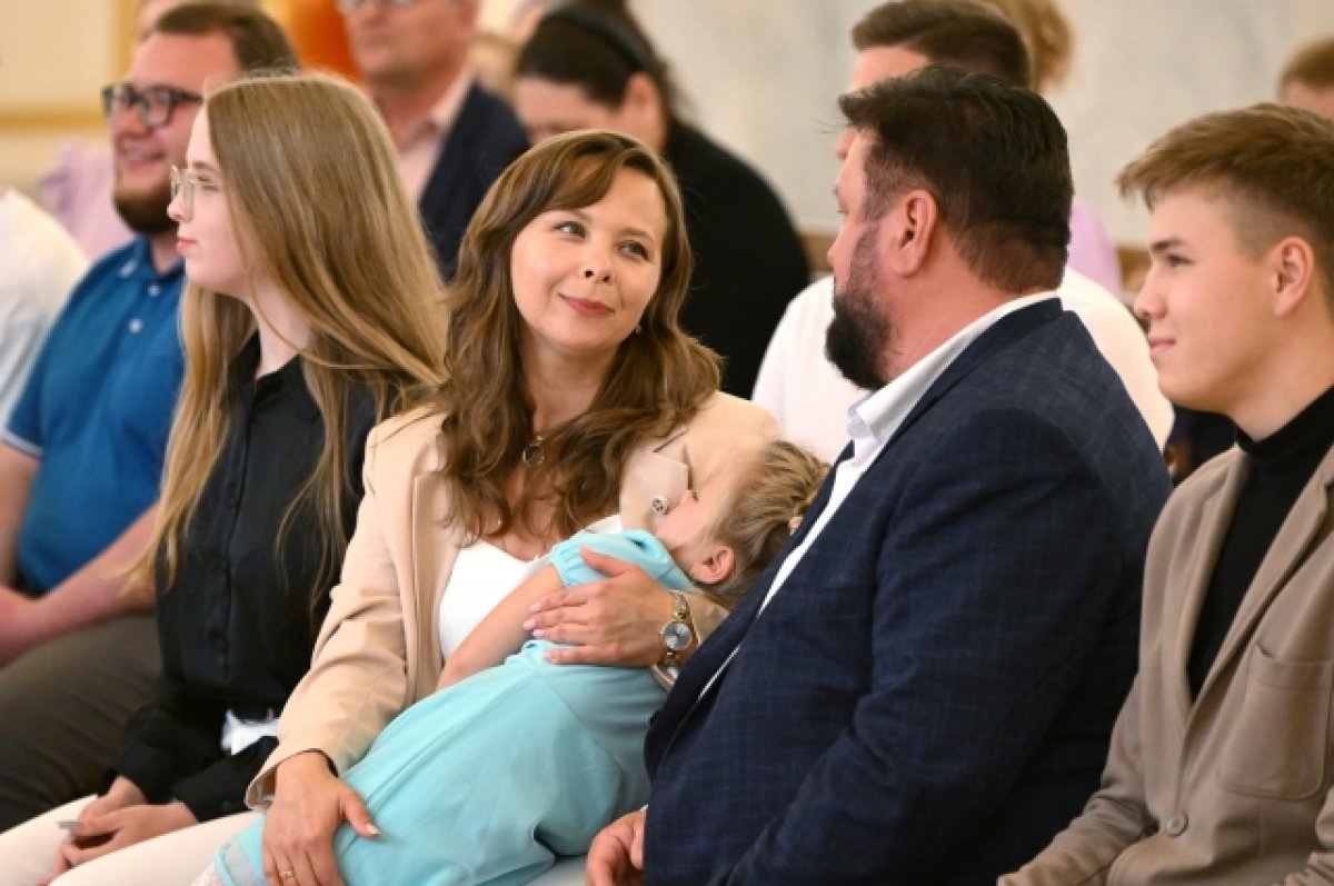 Маленькая девочка уснула во время встречи Путина с награжденными семьями