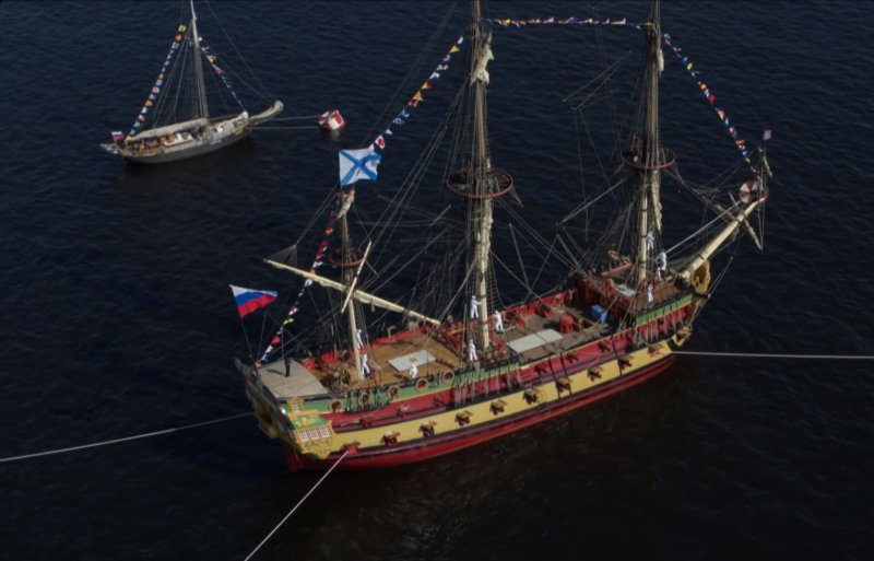Первым в парадном строю по Неве прошёл линейный корабль «Полтава».