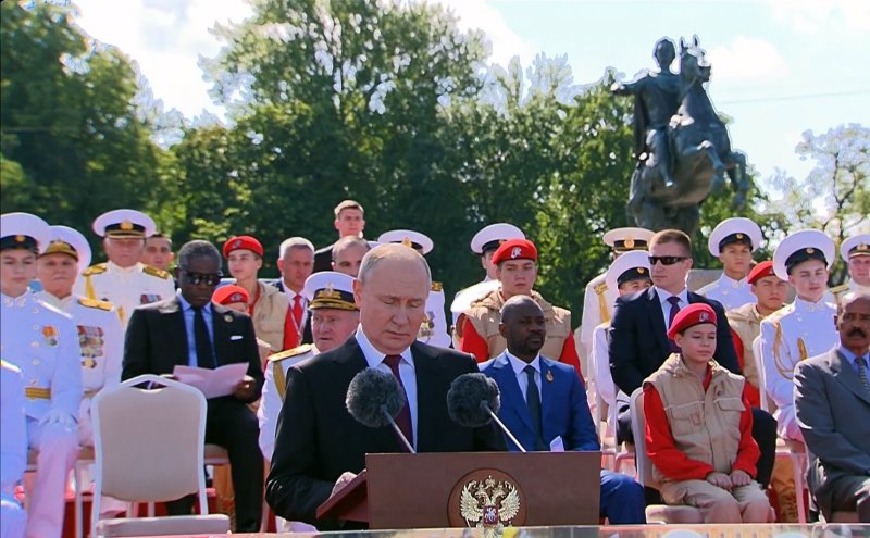 Президент России поздравил моряков с Днём ВМФ.