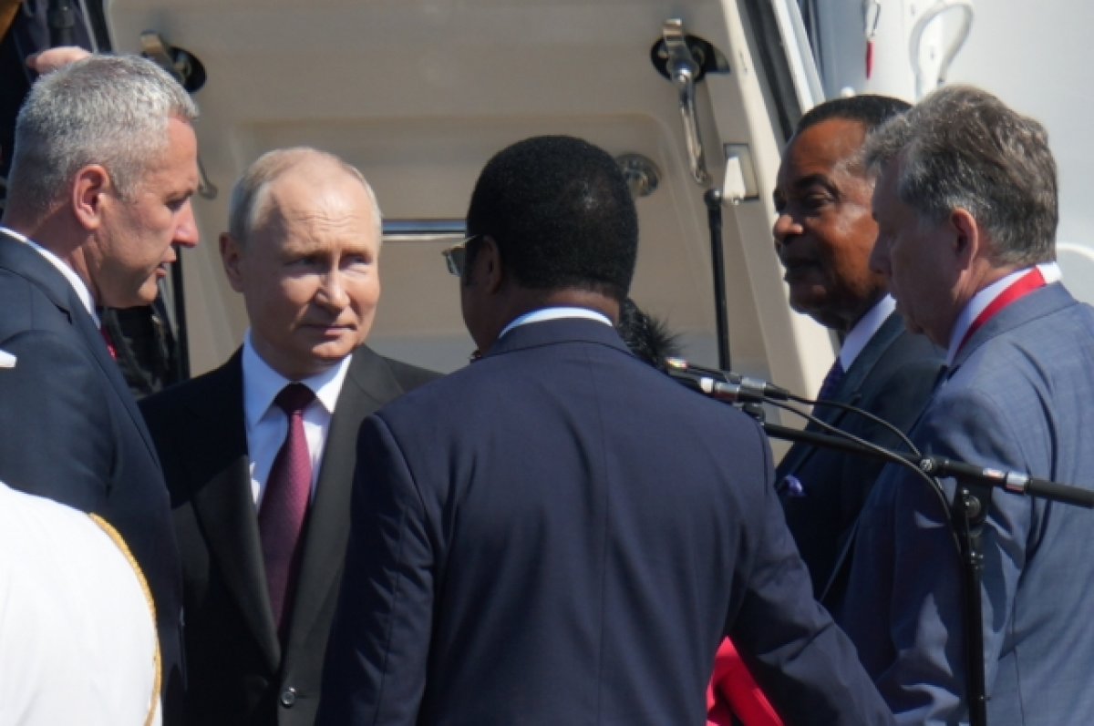 Путин и африканские гости парада ВМФ РФ посетили Кронштадт