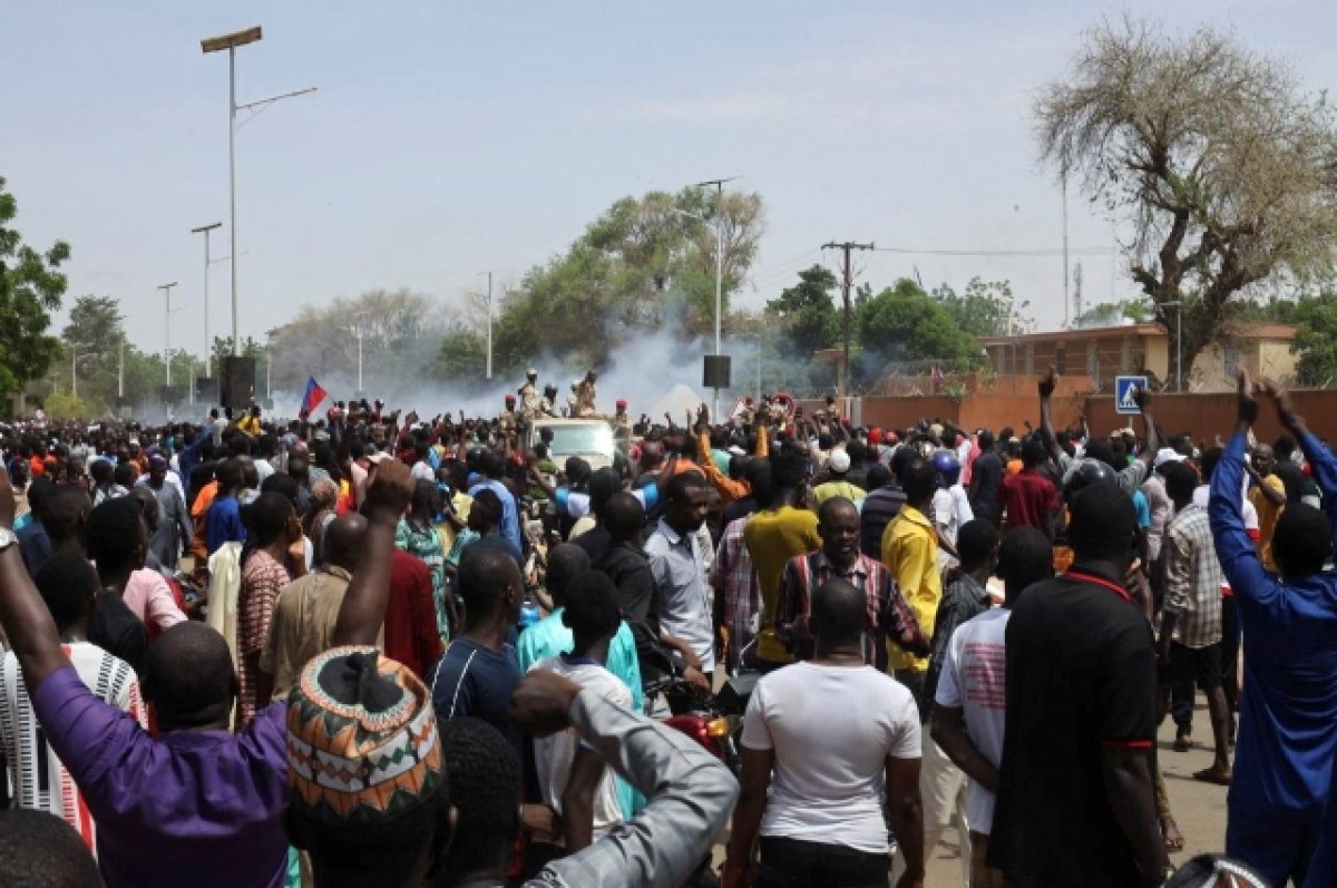 Протестующие у посольства Франции в Нигере требуют закрыть иностранные базы