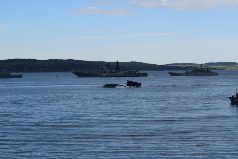 Погружение и всплытие дизельной подводной лодки «Владикавказ». 