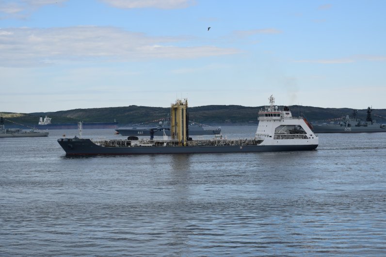 Эпизод пополнения запасов материальных средств в море от среднего морского танкера «Академик Пашин».
