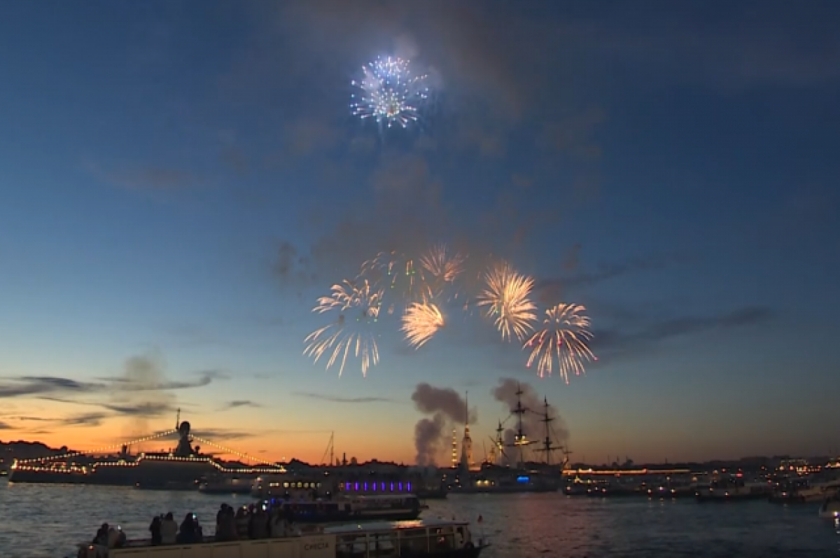 В Санкт-Петербурге завершили празднование Дня ВМФ салютом