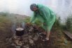 По старинке еду готовят на костре. Но сейчас многие варят на газовых печках-горелках.