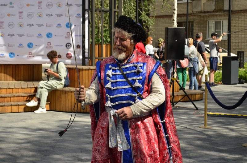 На улице Дзержинского казаки и богатыри учили обращаться с нагайками, шашками, а также пели песни.