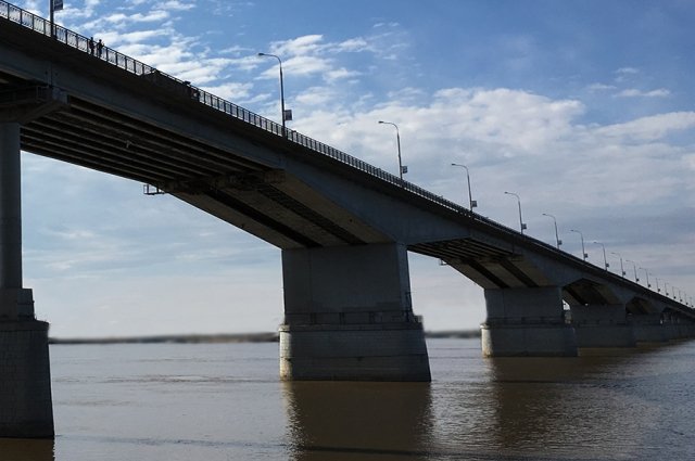 Две девушки и юноша купались у коммунального моста на Каме