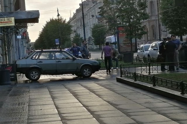 Старенькая серая Lada поджигателя.