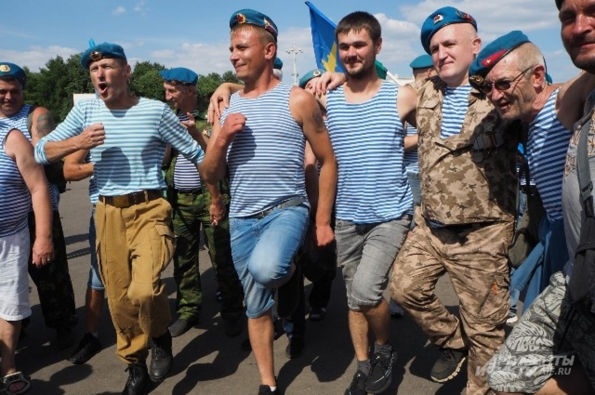 Десантники москва. С праздником ВДВ. Десантники. День ВДВ С праздником. С днем десантника.