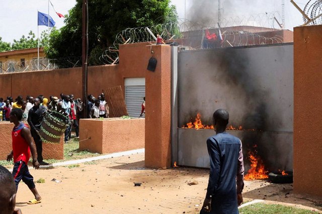 Протесты у посольства Франции в Нигере.