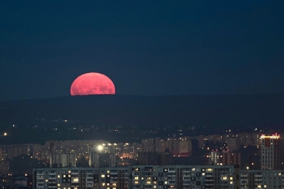 Луна сегодня красноярск 2024. Суперлуние. Суперлуние 2023. Суперлуние Владивосток. Суперлуния в 2024 году.