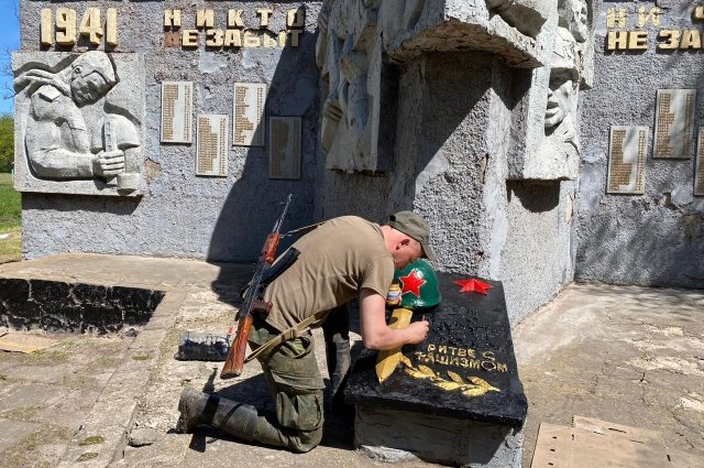 Наши парни восстановили мемориал советским солдатам под Угледаром.
