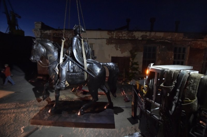 Памятник доставили в Омск из Екатеринбурга, где он был отлит бронзолитейщиками.
