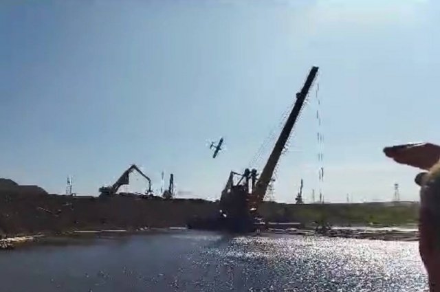 На борту находились два человека.