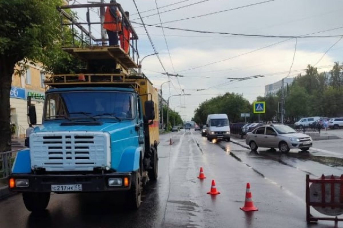 Из-за обрыва проводов на Октябрьском проспекте в Кирове остановили движение  | АиФ Киров