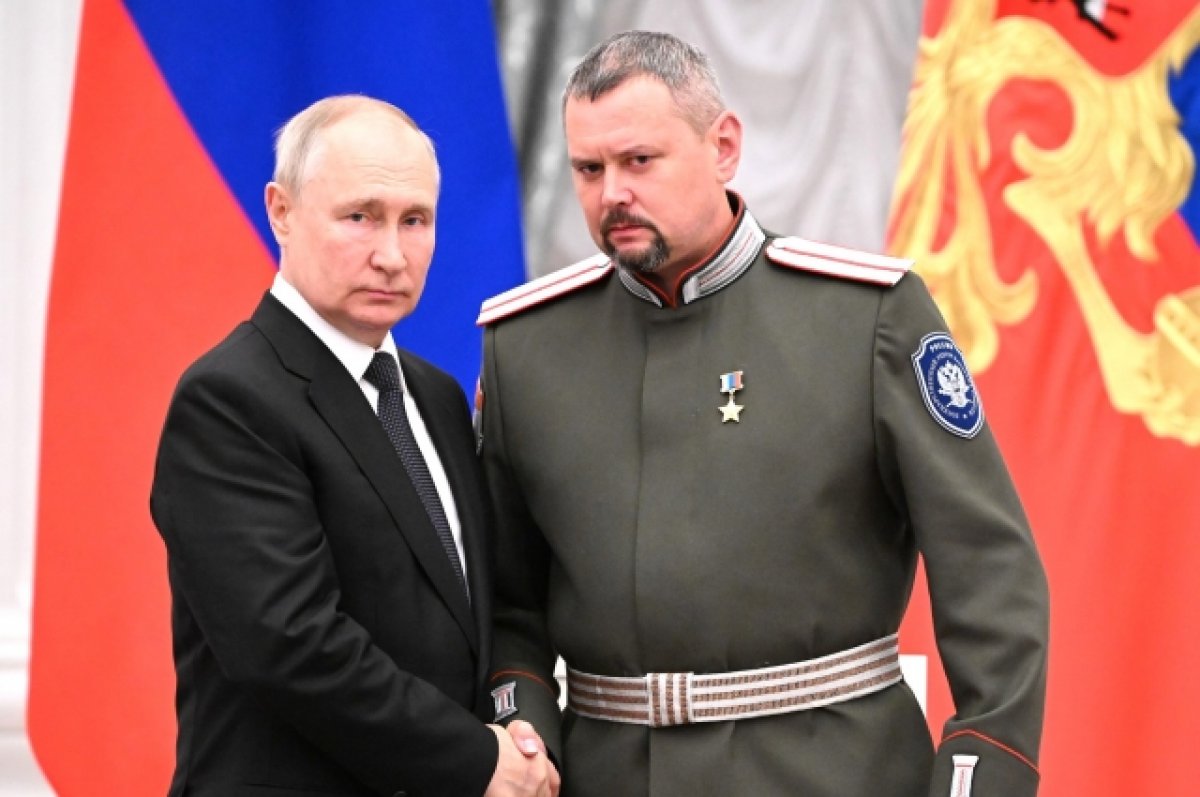 Путин вручил награду командиру казачьего батальона «Сибирь» Олегу Ликонцеву