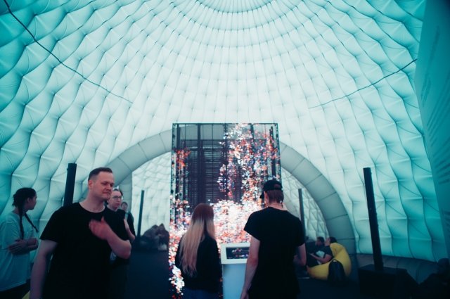 Инсталляция «Павильон предсказаний» показывает посетителям различные симуляции будущего 