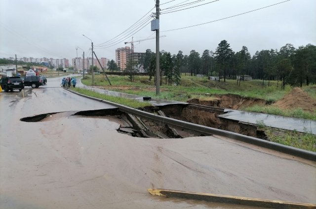 В Улан-Удэ из-за дождей провалилась трасса. 