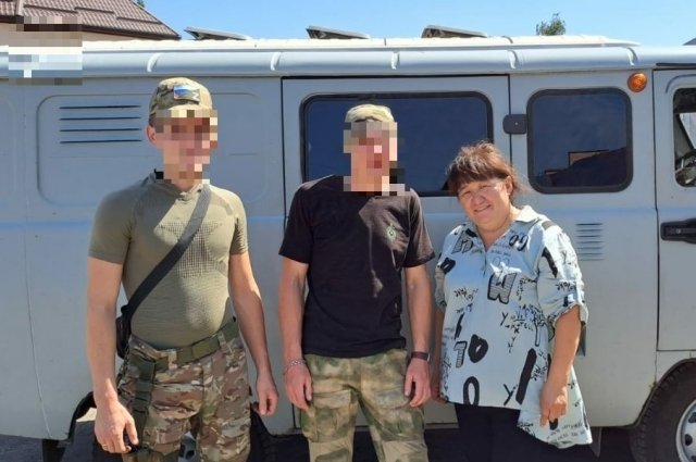 Акбота Жармухамбетова во время поездки на Донбасс