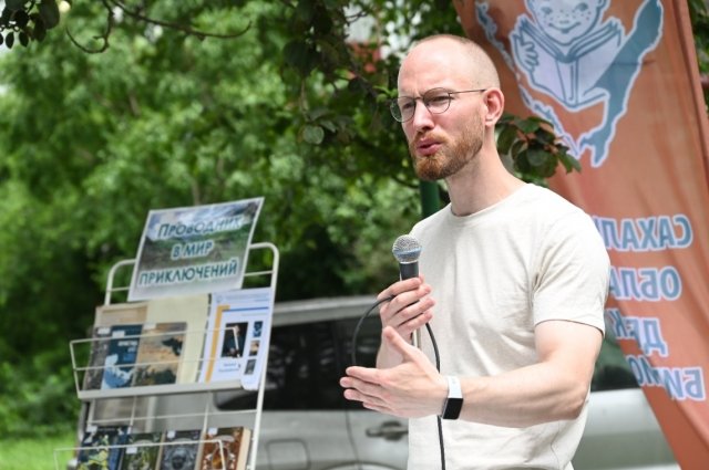 Писатель пообещал островным читателям провести презентацию своего романа на Сахалине.