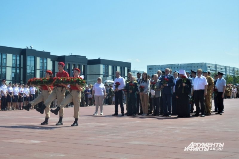 Присутствующие почтили минутой молчания память погибших земляков, затем возложили цветы к Мемориалу Воину-Освободителю.