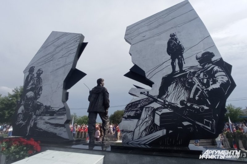 Обратная сторона монумента пока скрыта от прохожих. Она сделана из алюминия, графика посвящена Кузбассу.В Новокузнецке дочь Корсы сказала, что скульптура очень похожа, именно такой и была единственная в  Донбассе женщина - командир подразделения реактивной артиллерии.