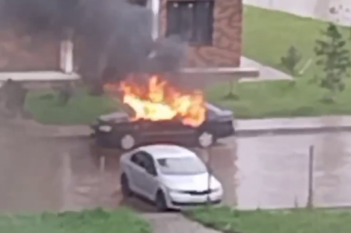 В Твери на видео попал полыхающий автомобиль | АиФ Тверь