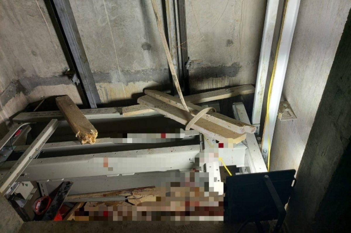 Строительный лифт с рабочими упал на юго-западе Москвы