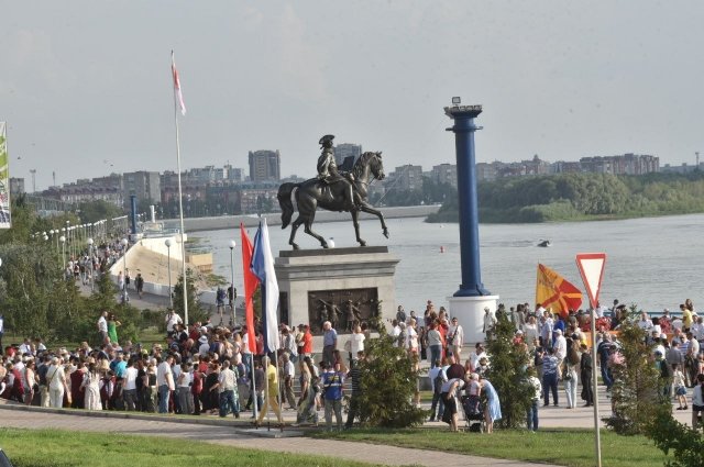 Памятник основателю Омска хорошо просматривается с акватории Иртыша и городских улиц. 
