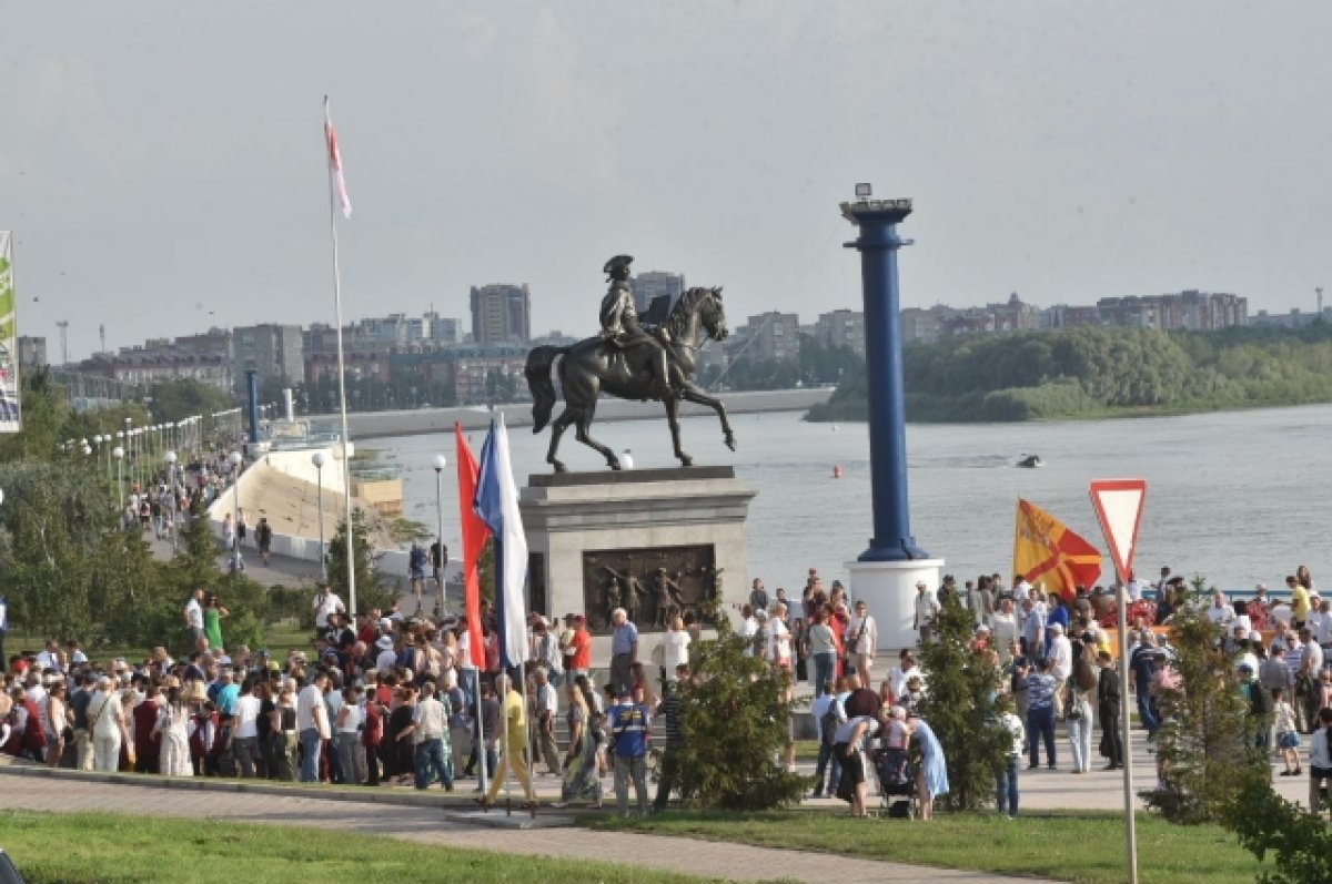 Граду на Иртыше быть! Памятник Ивану Бухгольцу установили на набережной |  АиФ Омск