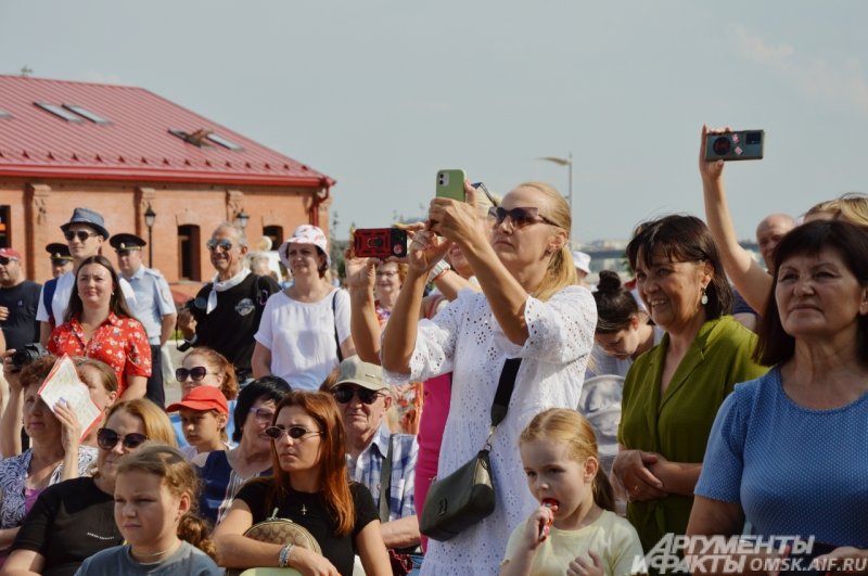 Зрители не просто смотрели на выступления, но и снимали видео на память и тут же выкладывали в соцсети.