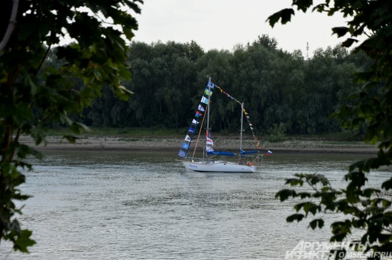 На Иртыше можно было увидеть праздничные прогулочные яхты