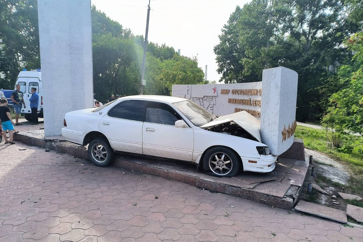 В Хабкрае водитель Toyota насмерть сбил пешехода и врезался в монумент ВОВ  | АиФ Хабаровск