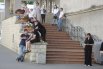 Псковичи и члены съёмочной группы наблюдают за процессом с крыльца главного здания Псковского музея-заповедника