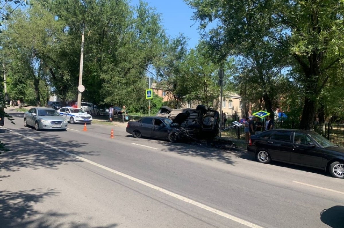 В Ростове опрокинулась иномарка в результате ДТП